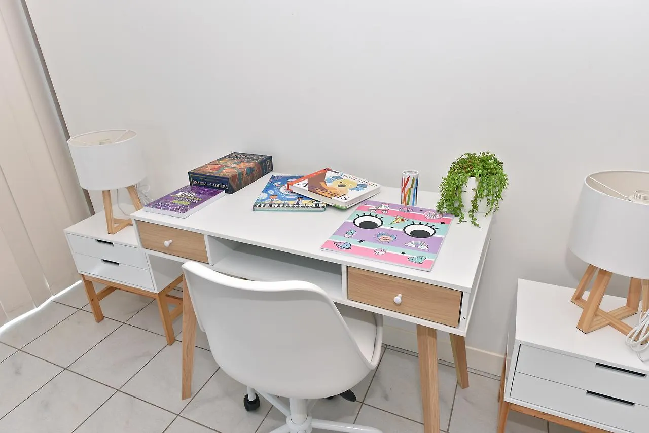 Semesterbostad Entire House Close To Perth Airport And City