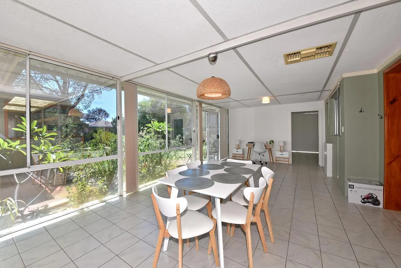 Entire House Close To Perth Airport And City Semesterbostad
