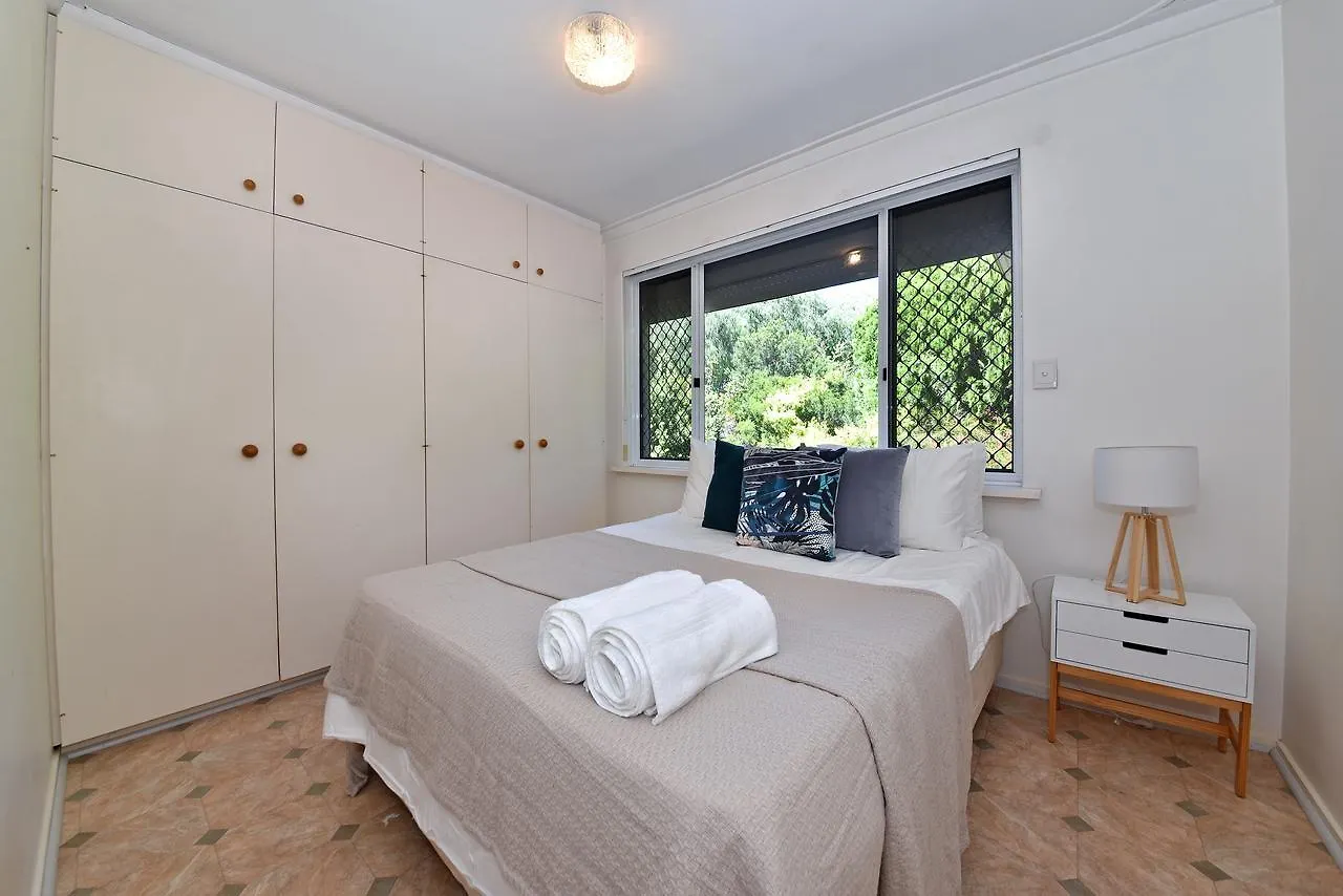 Entire House Close To Perth Airport And City Semesterbostad
