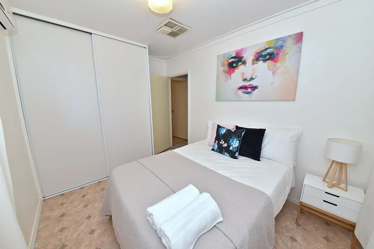 Entire House Close To Perth Airport And City